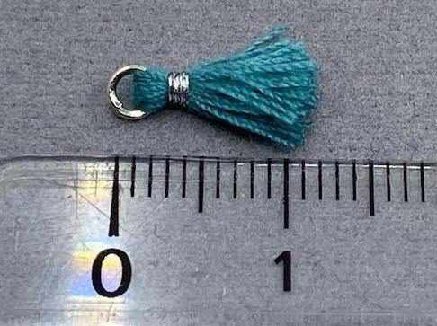 Anhänger Mini-Quaste 1 cm, Farbe silber, teal - bead&more