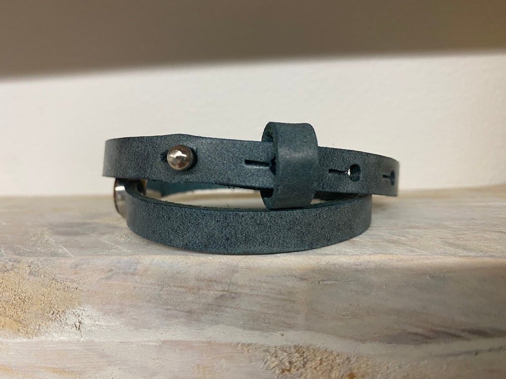 Doppio cinturino in pelle con chiusura regolabile