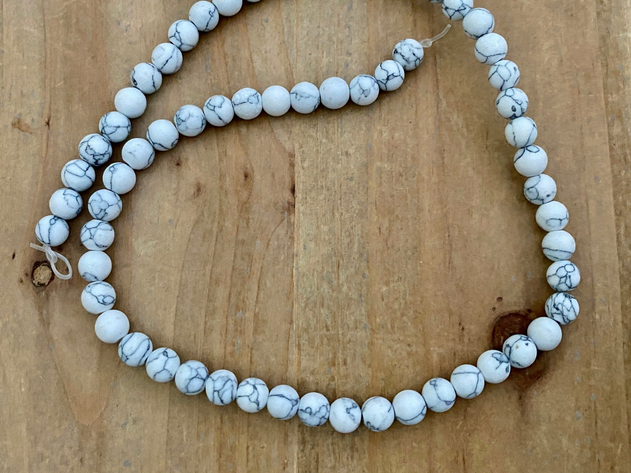 Perles en pierre naturelle calcite 6 mm - couleur marbre gris blanc mat