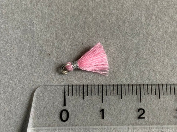 Anhänger Mini-Quaste 1 cm, Farbe silber, pink