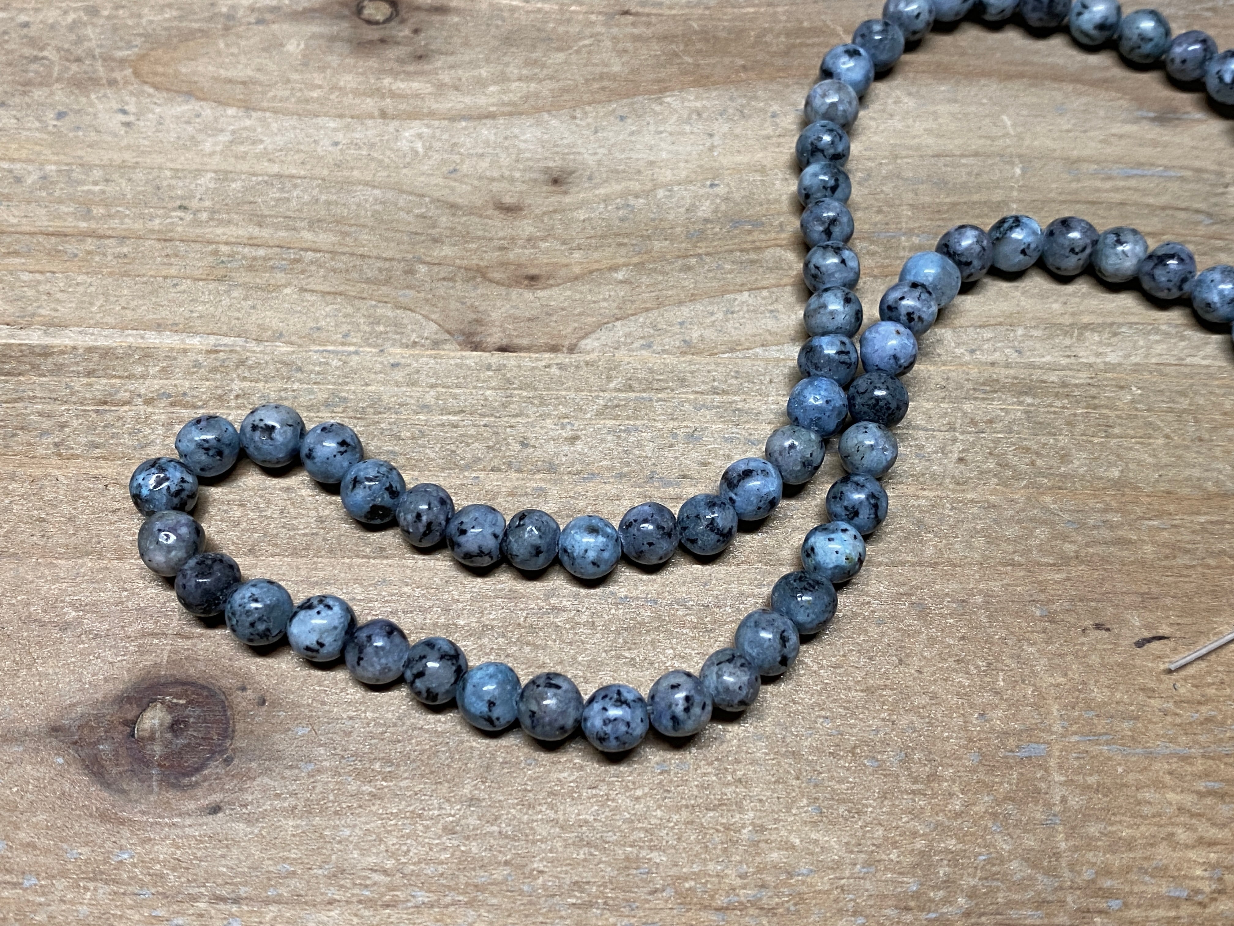 Perles en pierre naturelle Jaspe dalmatien 6 mm - coloris bleu beige