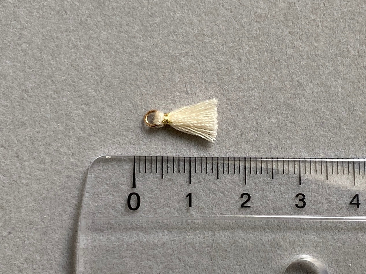 Pendentif mini pompon 1 cm, couleur or, blanc cassé