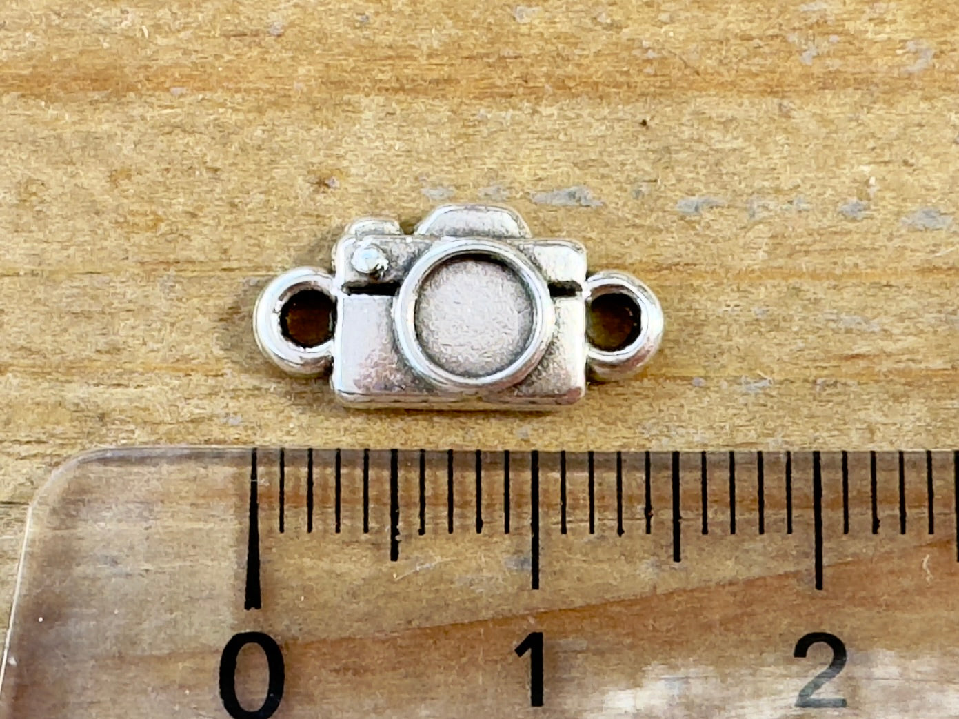 Zwischenteil Metall "Camera", Farbe altsilber