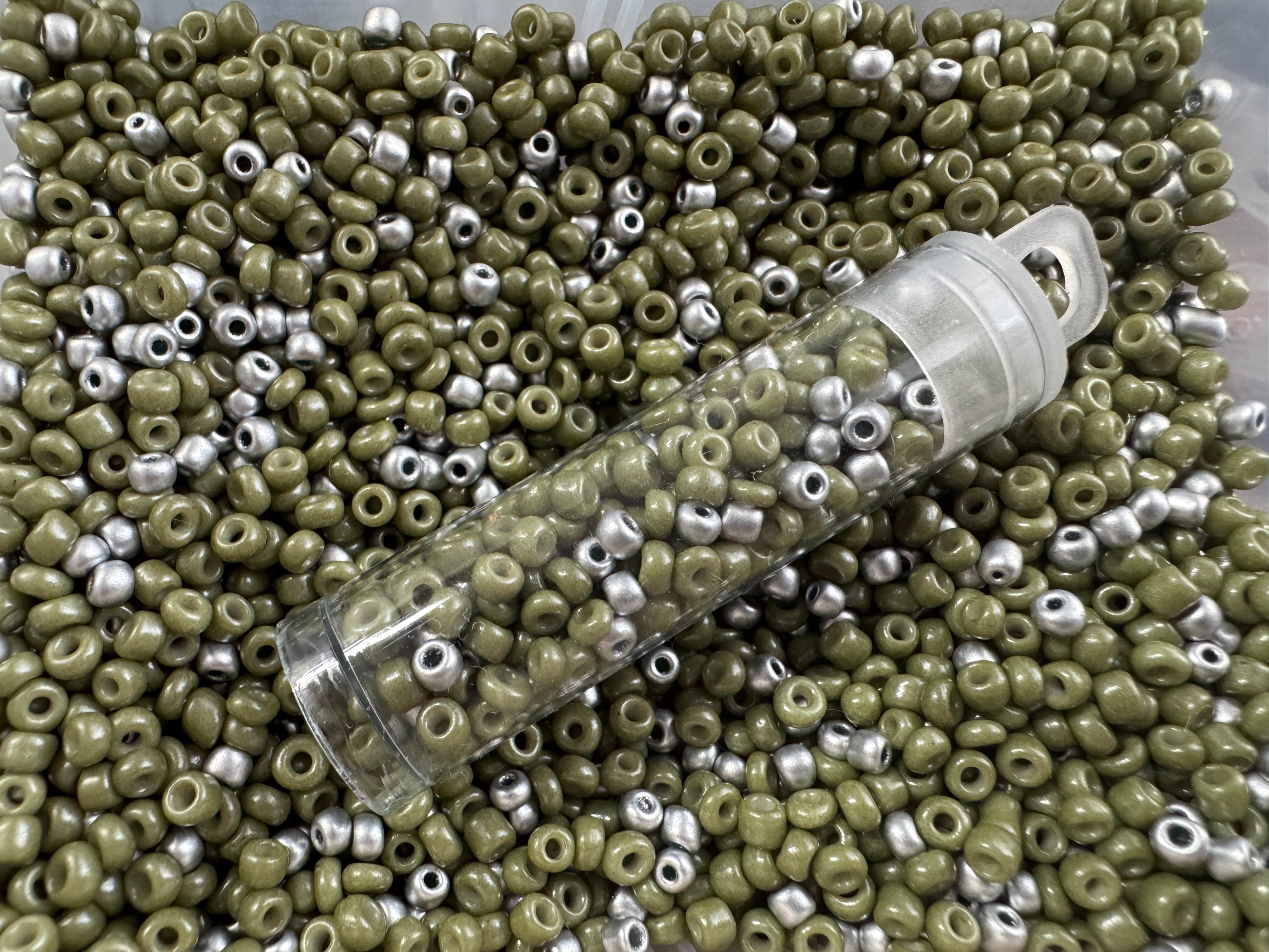 Rocailles Glasperlen ''Shabby'', 2 mm, Farbe Mix Olive Silver Mix 8 g / ca. 500 Stück