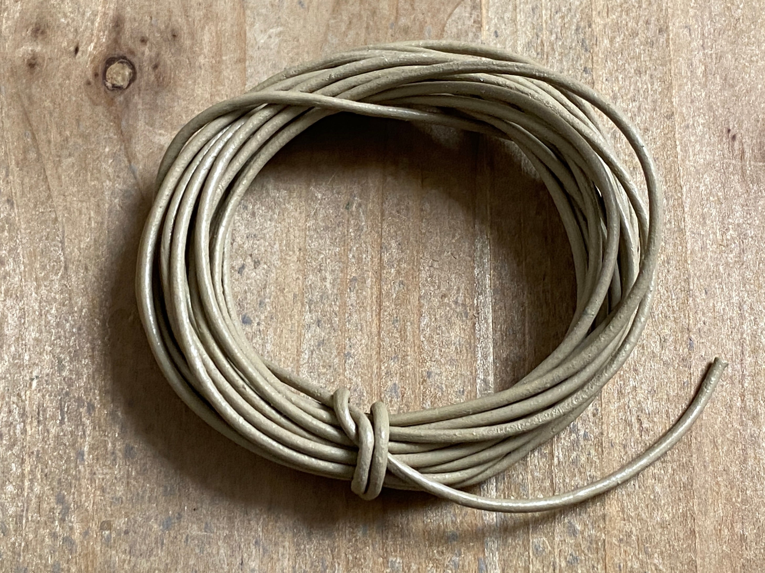 Cordon de cuir rond 1,5 mm, couleur 34 sable