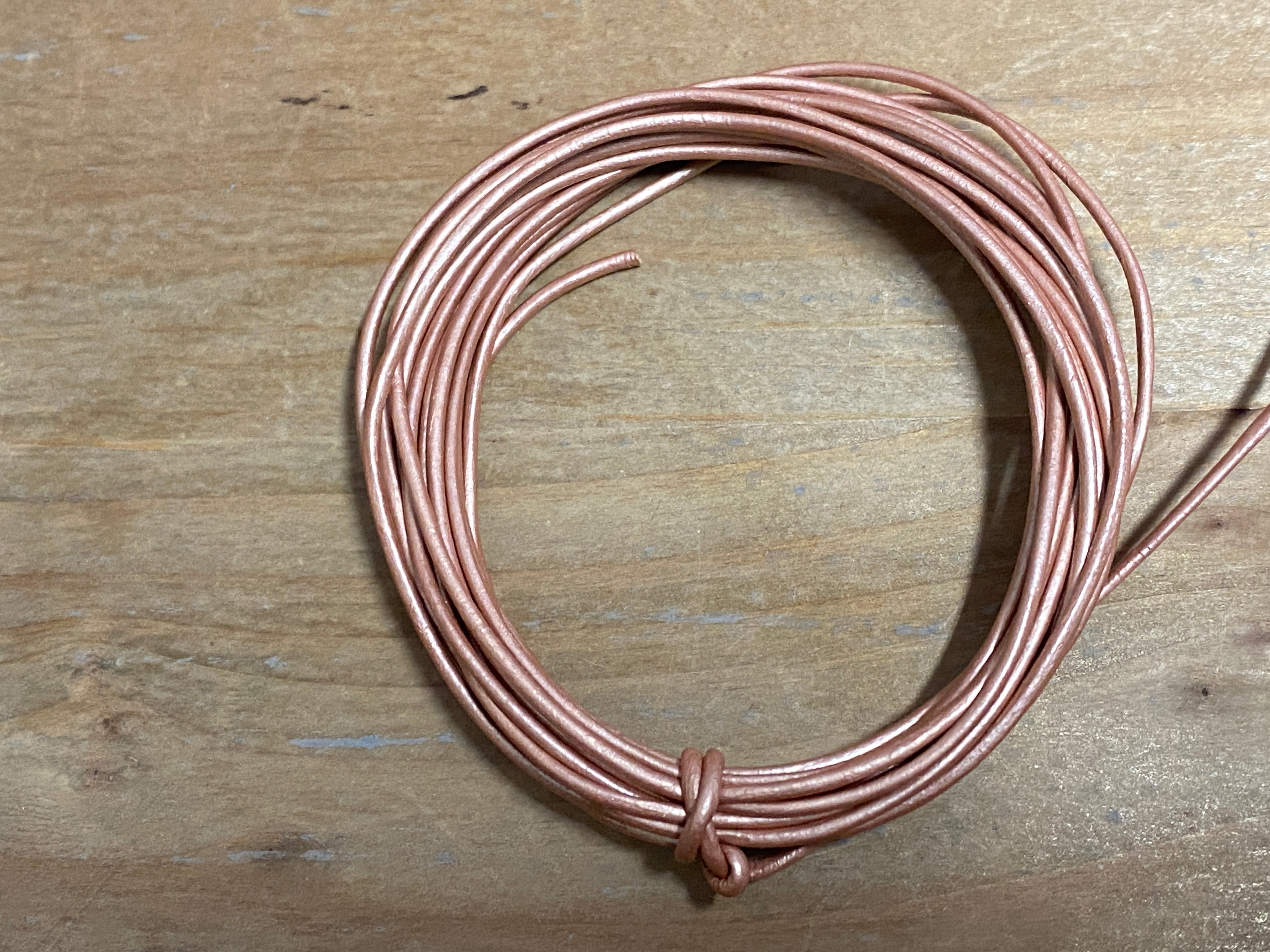 Lederkordel rund 1 mm, Farbe 122 metallic vintage rosy