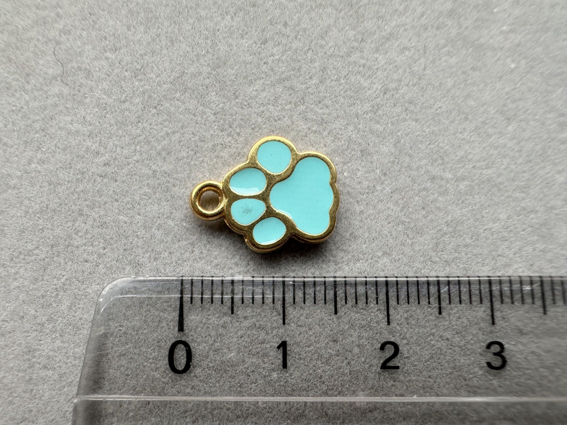 Pendentif en métal «patte de chien», couleur bleu menthe, or