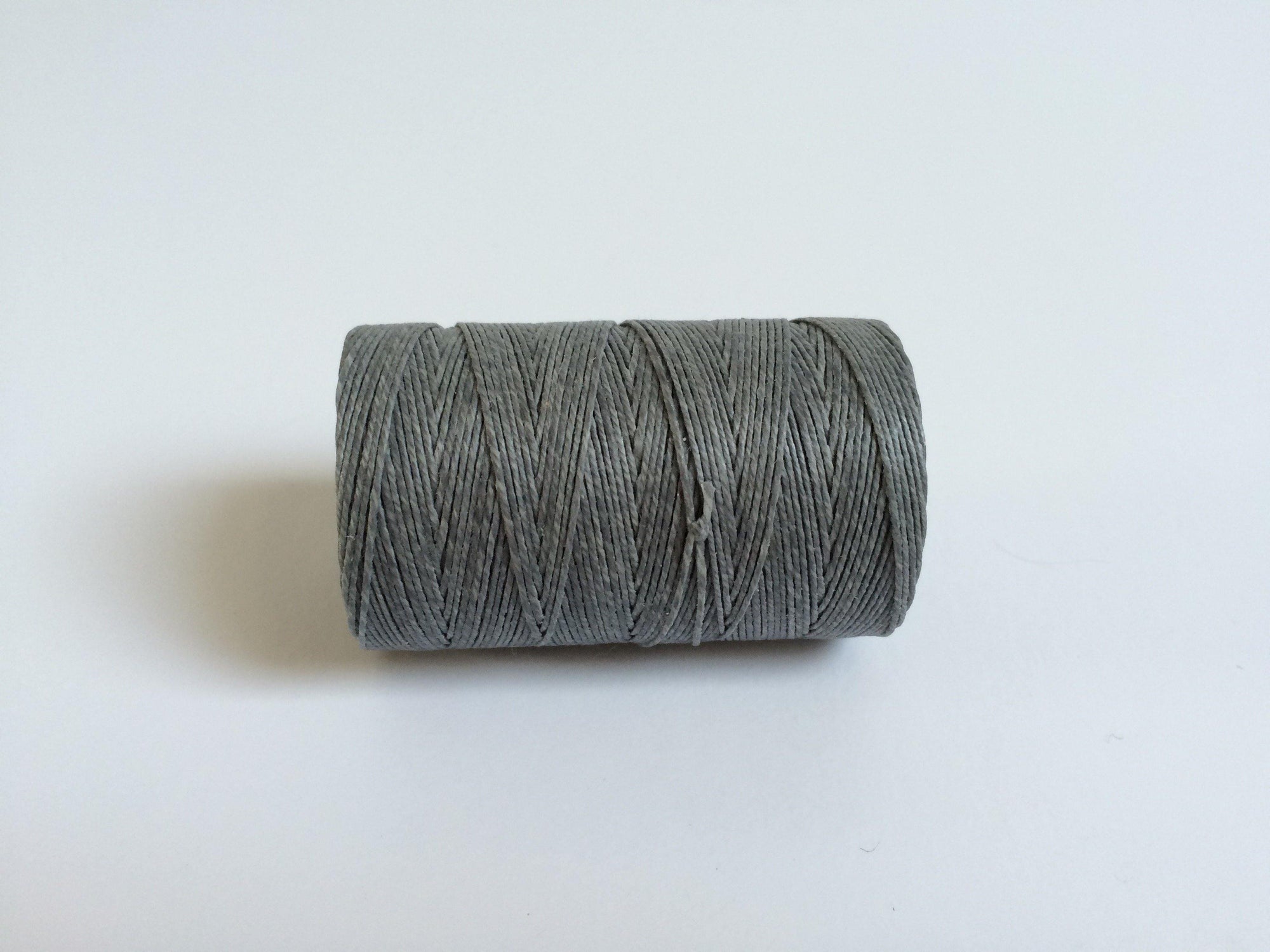 Fil de lin ciré / Irish Waxed Linen couleur 03 gris ardoise 0,5 mm