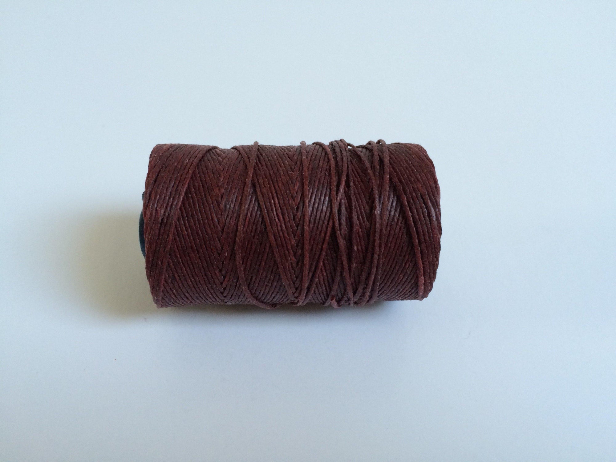 gewachstes Leinengarn / Irish Waxed Linen Farbe 15 maroon 0.5 mm