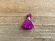 Pendentif pompon 1,5 cm, couleur argent, violet foncé