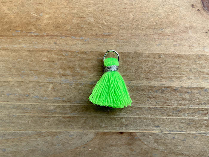 Pendentif pompon 1,5 cm, couleur argent, vert fluo