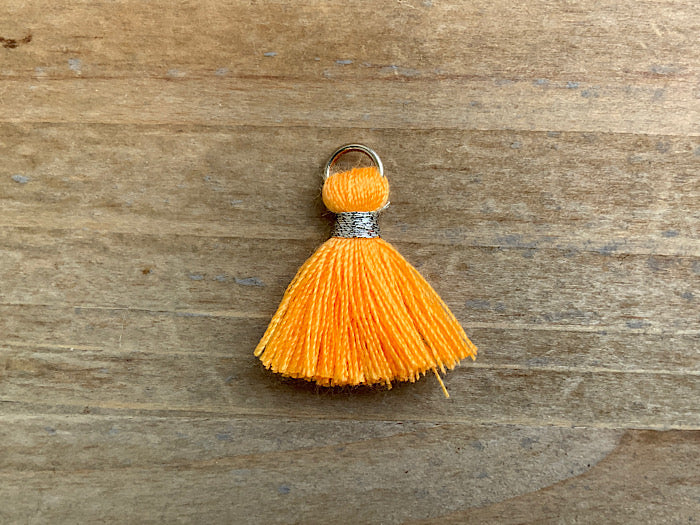 Pendentif pompon 1,5 cm, couleur argent, orange