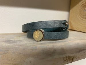 Doppio cinturino in pelle con chiusura regolabile