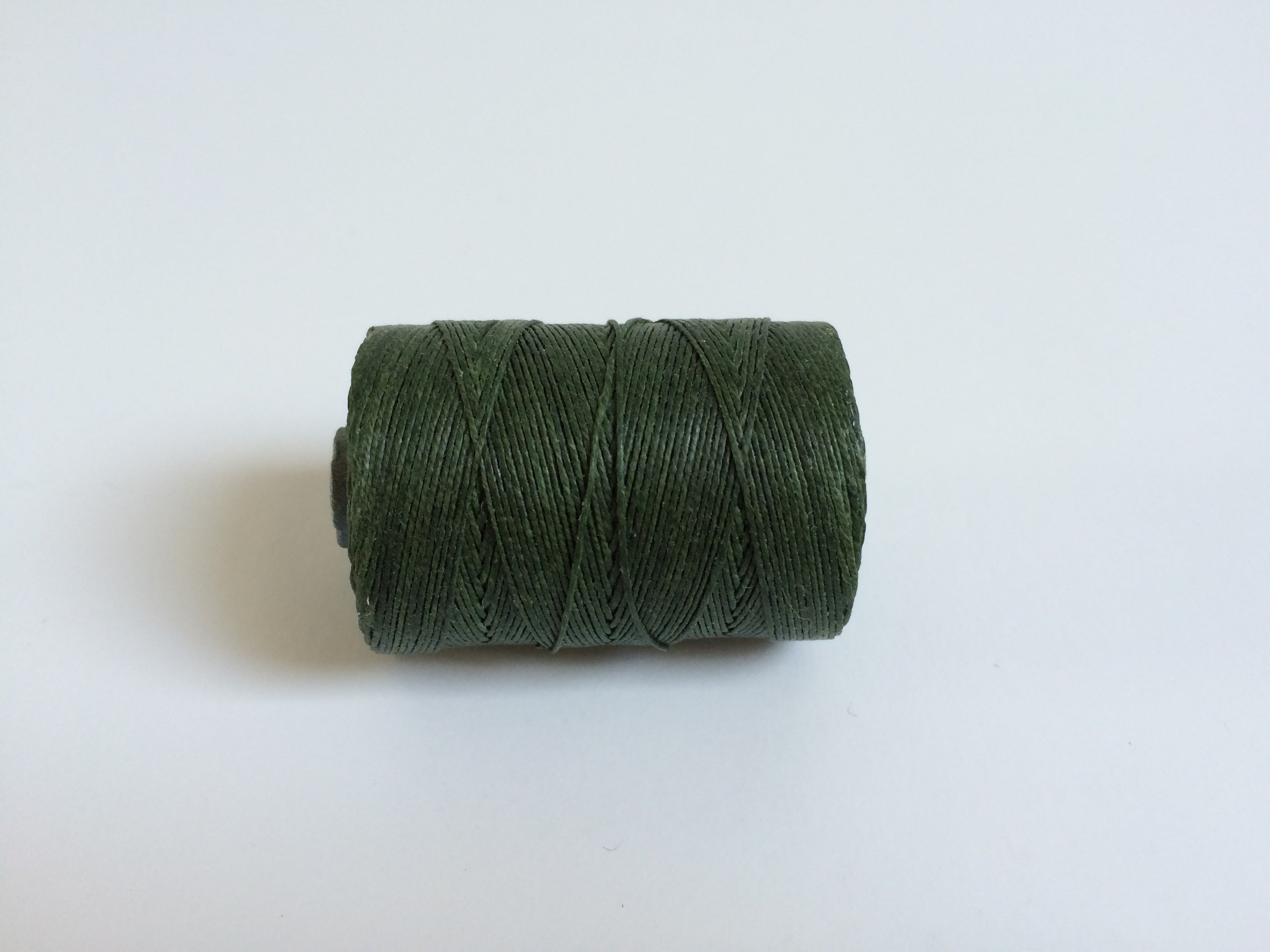 gewachstes Leinengarn / Irish Waxed Linen Farbe 32 dark emerald green 0.7 mm