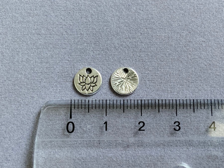 Pendentif en métal "fleur de lotus ronde", couleur argent