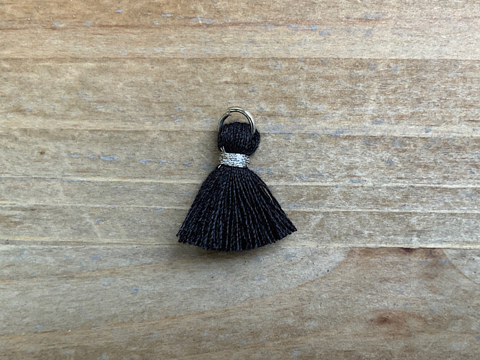 Pendentif pompon 1,5 cm, couleur argent, noir