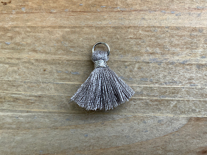 Pendentif pompon 1,5 cm, couleur argent, gris