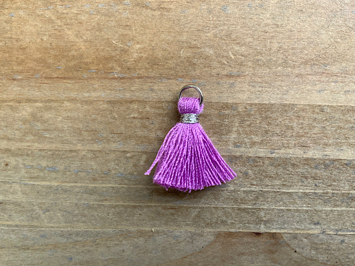 Pendentif pompon 1,5 cm, couleur argent, violet clair