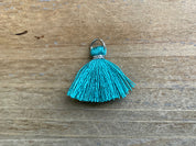 Pendentif pompon 1,5 cm, couleur argent, bleu sarcelle