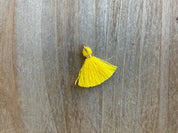 Pendentif pompon 1,5 cm, couleur or, jaune soleil