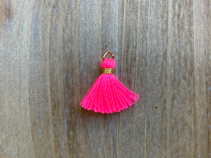 Nappa pendente 1,5 cm, colore oro, rosa fluo