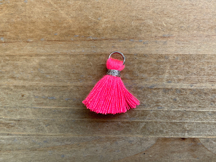 Nappa pendente 1,5 cm, colore argento, rosa fluo