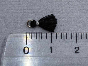 Anhänger Mini-Quaste 1 cm, Farbe silber, schwarz - bead&more
