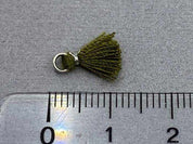 Anhänger Mini-Quaste 1 cm, Farbe silber, olive - bead&more