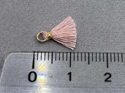 Anhänger Mini-Quaste 1 cm, Farbe gold, altrosa - bead&more