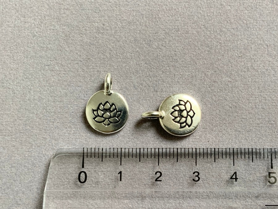 Pendentif en métal "fleur de lotus", couleur argent