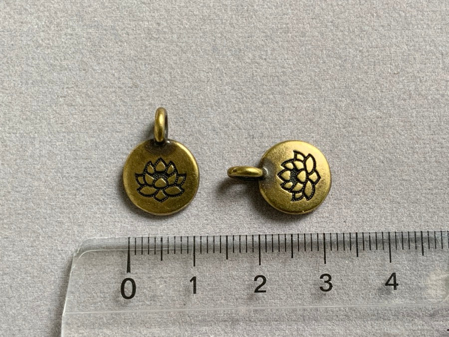 Pendentif en métal "fleur de lotus", couleur laiton