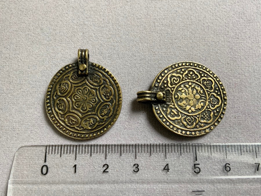 Pendentif en métal «mandala antique», couleur laiton