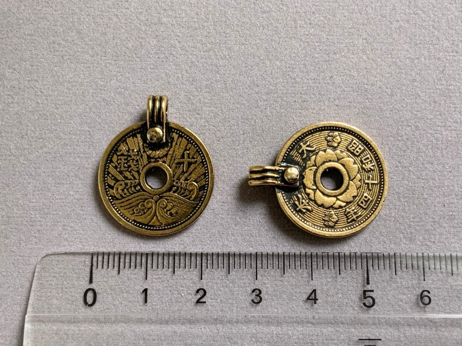 Pendentif en métal «pièce de monnaie d'asie», couleur or