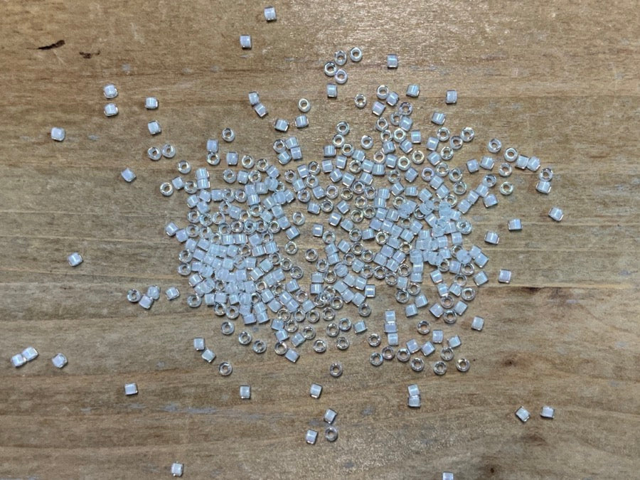 Perles de verre Delica 11/0 - Doublée Blanc AB