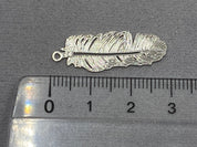 Pendentif en métal "filigrane de plumes", couleur argent
