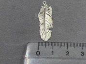 Pendentif en métal "filigrane de plumes", couleur argent