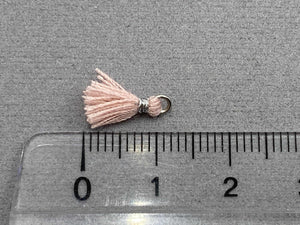Anhänger Mini-Quaste 1 cm, Farbe silber, altrosa - bead&more