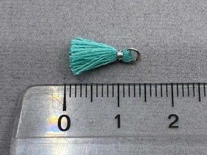 Anhänger Mini-Quaste 1 cm, Farbe silber, türkisgrün - bead&more