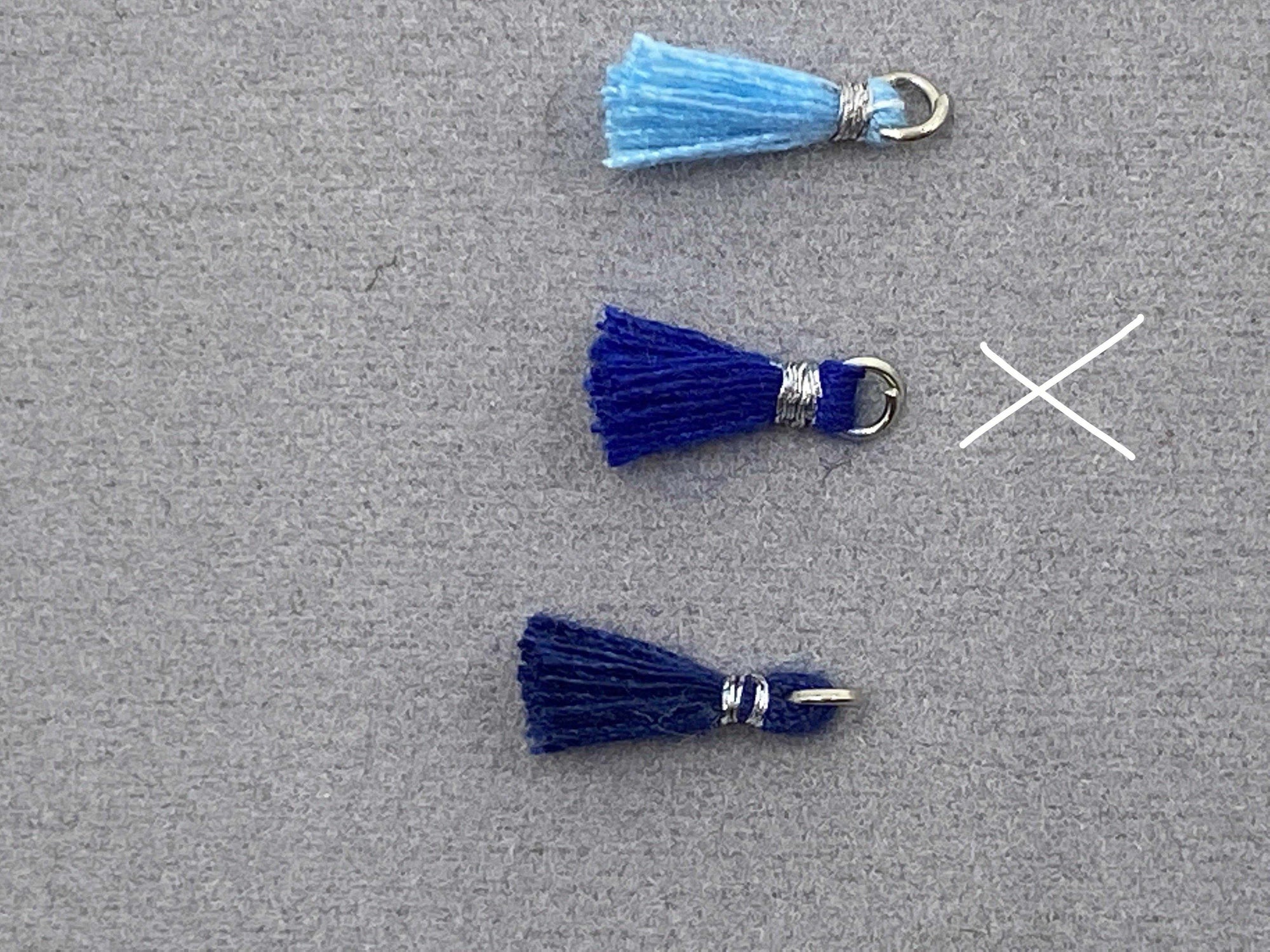 Anhänger Mini-Quaste 1 cm, Farbe silber, royal blau - bead&more