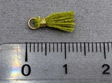 Anhänger Mini-Quaste 1 cm, Farbe gold, hell olive
