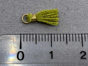 Anhänger Mini-Quaste 1 cm, Farbe gold, hell olive - bead&more