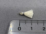 Anhänger Mini-Quaste 1 cm, Farbe silber, off-white