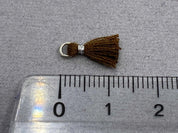 Anhänger Mini-Quaste 1 cm, Farbe silber, schokolade braun - bead&more