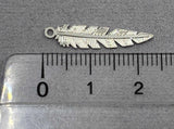 Anhänger Metall Feder 23 mm, Farbe silber
