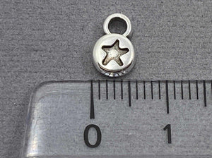 Anhänger Metall rund mit Stern 9 mm, Farbe altsilber - bead&more