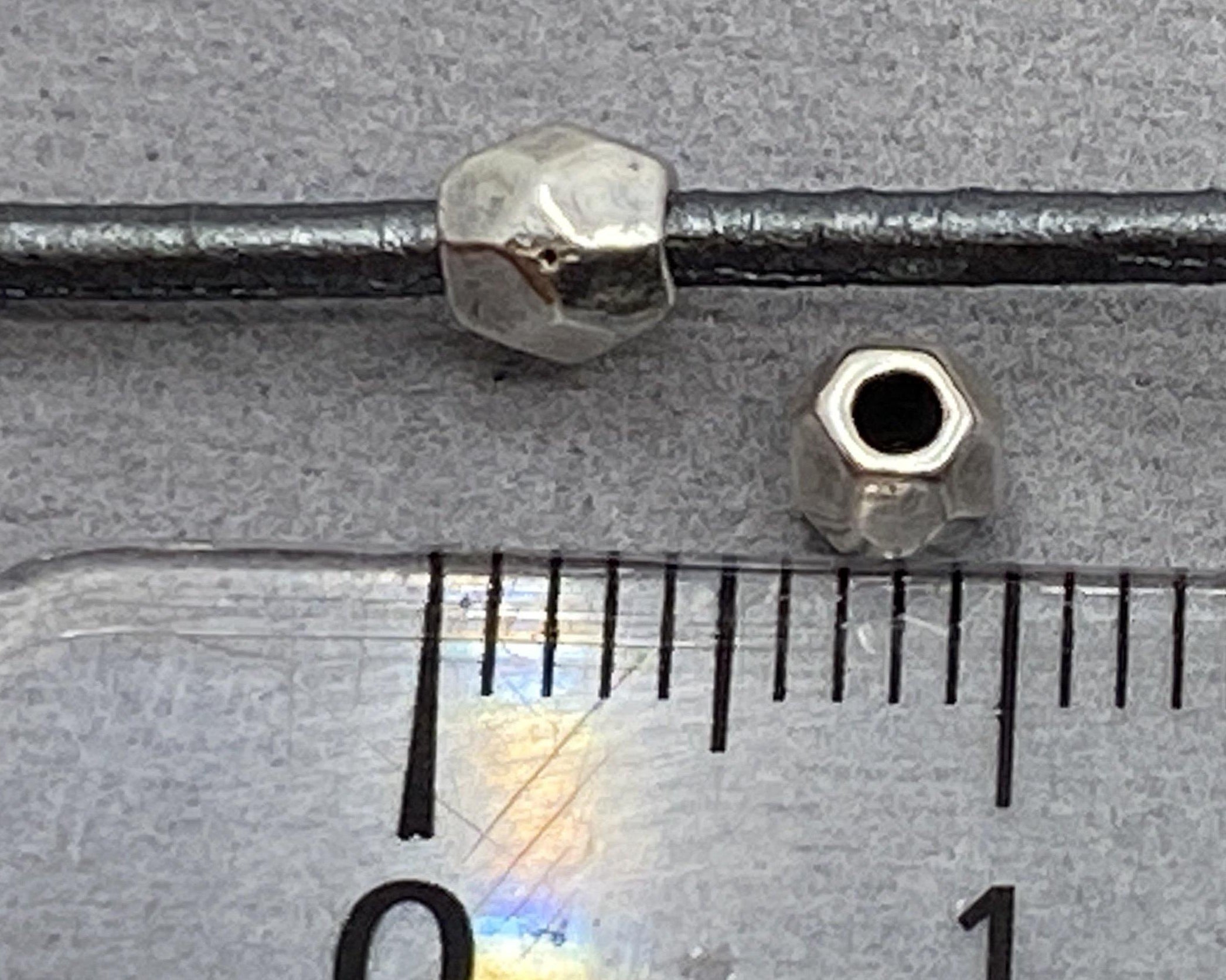 Metallperle 4 x 4 mm, silber - bead&more