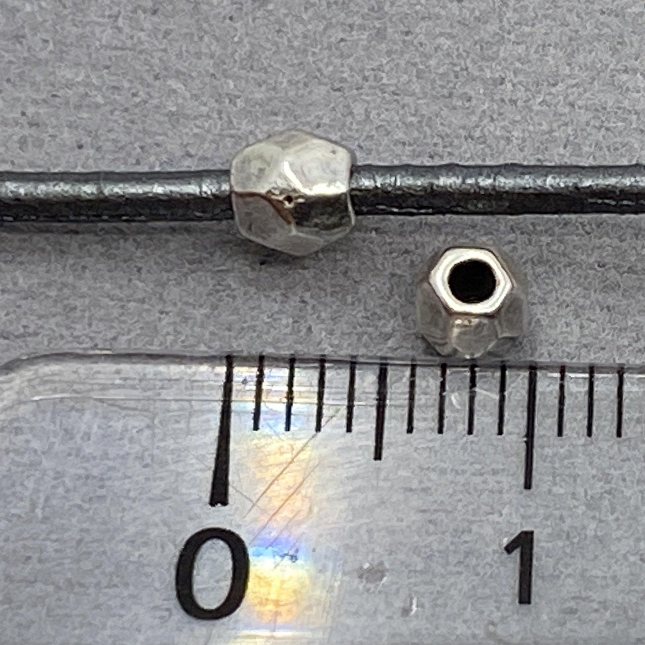 Metallperle 4 x 4 mm, silber - bead&more