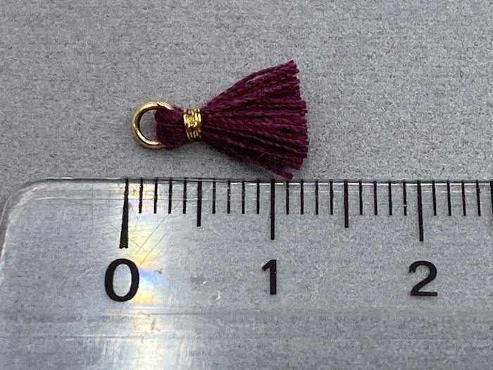 Anhänger Mini-Quaste 1 cm, Farbe gold, aubergine - bead&more