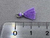 Anhänger Mini-Quaste 1 cm, Farbe silber, flieder - bead&more
