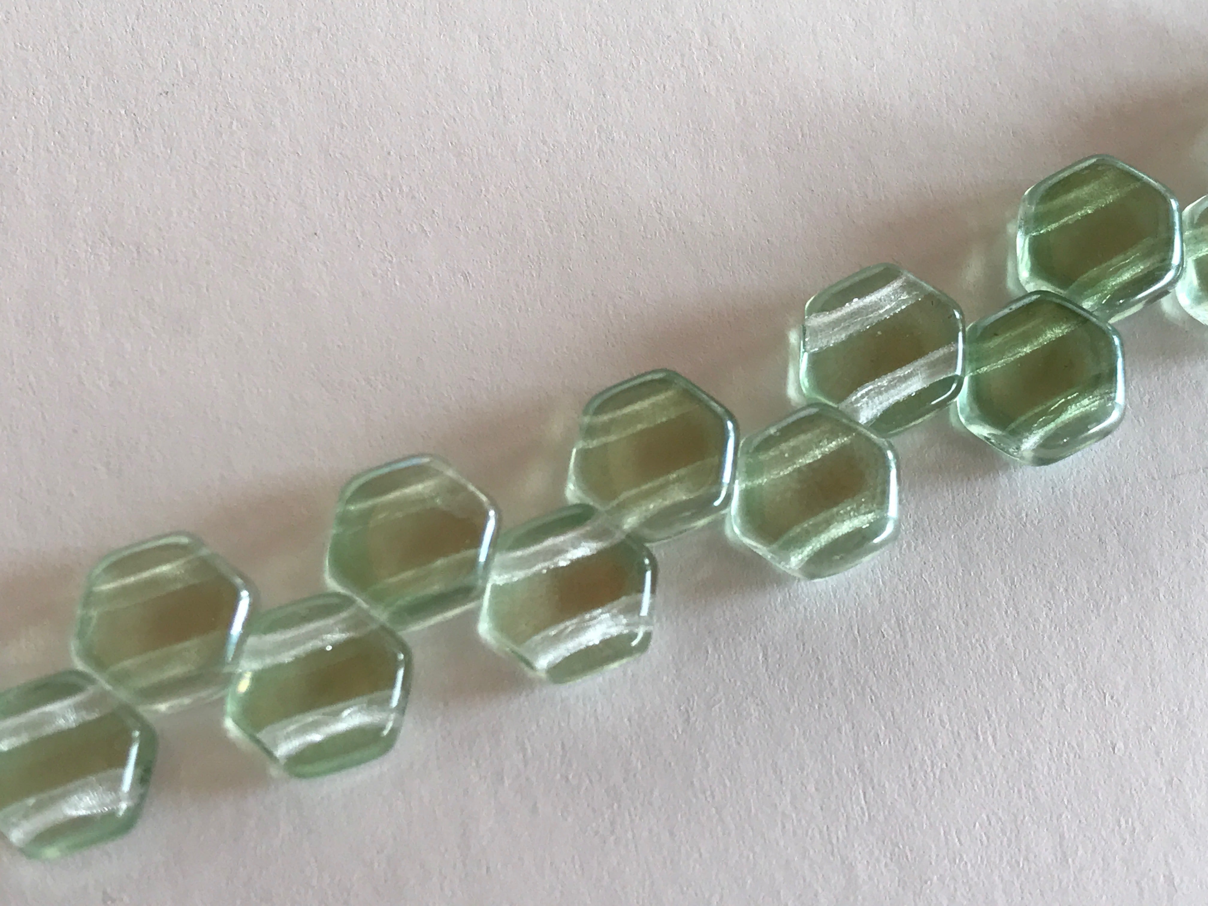 HONEYCOMB 6MM, Farbe 21 LT GREEN LUSTER - bead&more